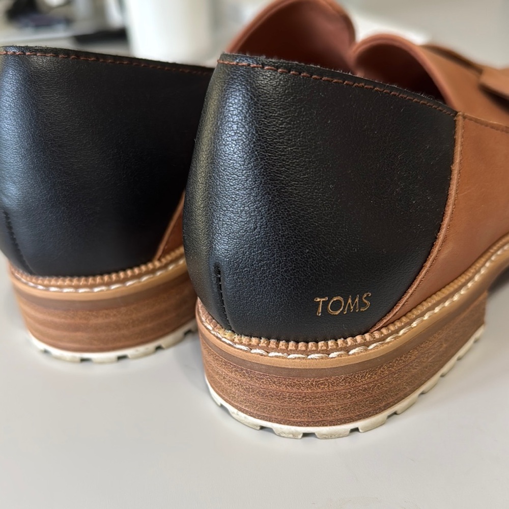 Toms Woman's Brown Leather Flats Classic Loafers / Size 9.5 - Picture 4 of 8